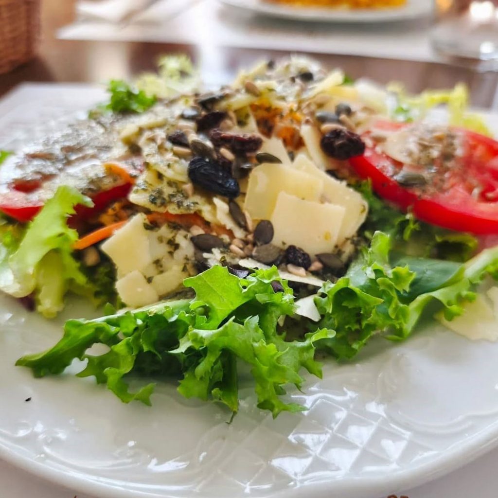 ensalada con queso parmesano y pesto