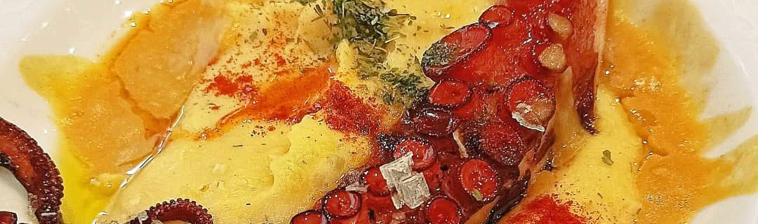 Pulpo a la brasa en cama de revolconas